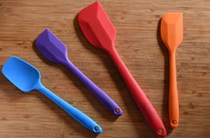 Umi Bleu, Vert, Rouge, Noir Lot de 4 spatules en Silicone avec Noyau en métal sans BPA jusqu'à 220 degrés Brand 